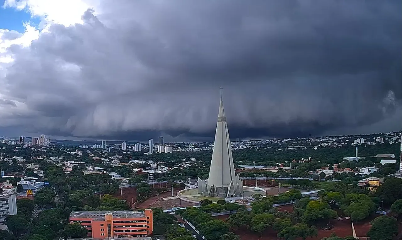 A imagem mostra o avanço de chuva intensa em Maringá 